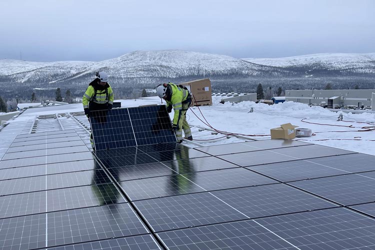 Solceller som installeras på ett tak