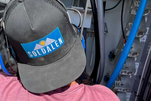 Elektriker som sitter vid ett elskåp
