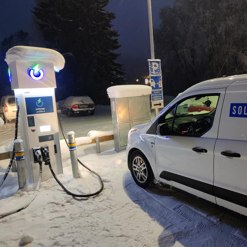 Laddstation på en parkering
