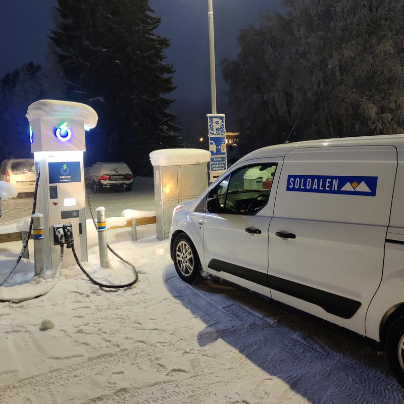 Laddstation på en parkering