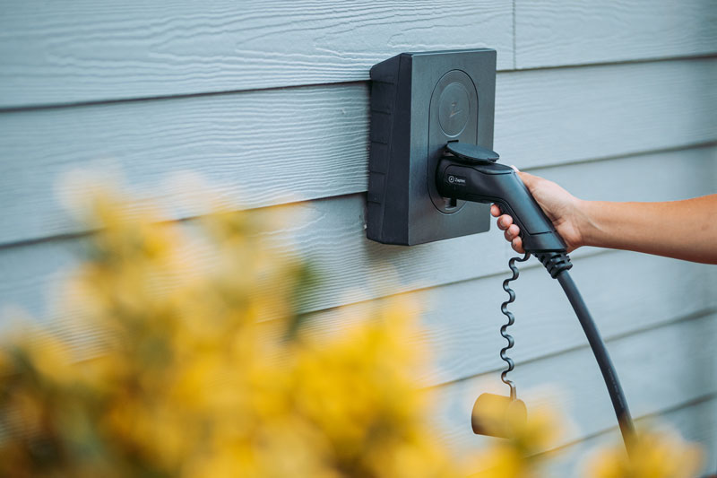 En laddstation som är installerad på en villa.