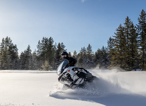 En person åker på en snöskoter