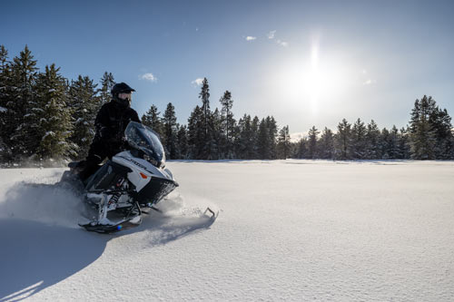 En person åker på en snöskoter