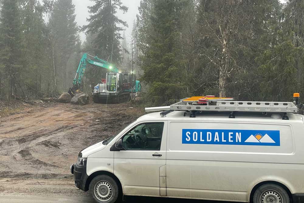 Grävmaskin och Soldalens bil