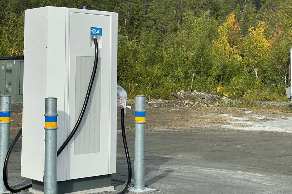 Laddstolpe som installerats
