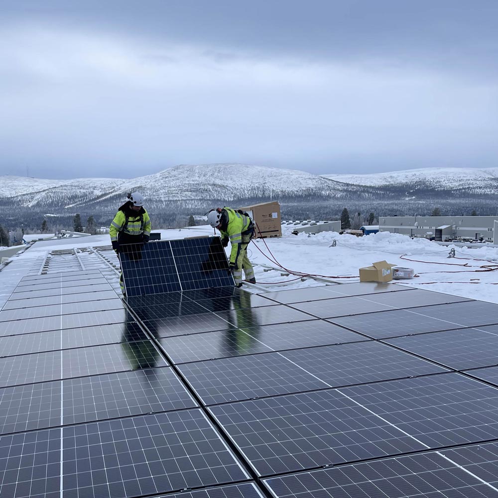 Solceller som installeras på ett tak