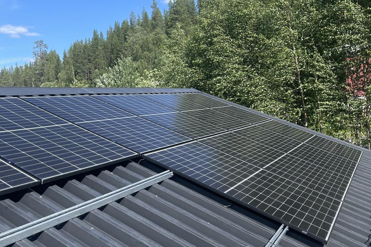 Solceller på ett tak under sommaren