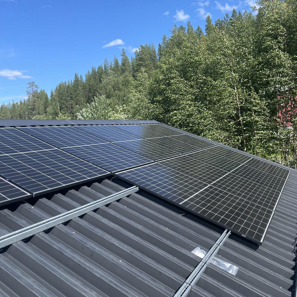 Solceller på ett tak under sommaren